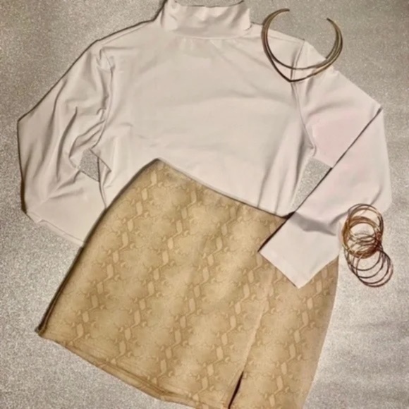 HONEY BELLE Women's Snakeskin Mini Skirt in Nude/Cream│Size Medium - Picture 15 of 16